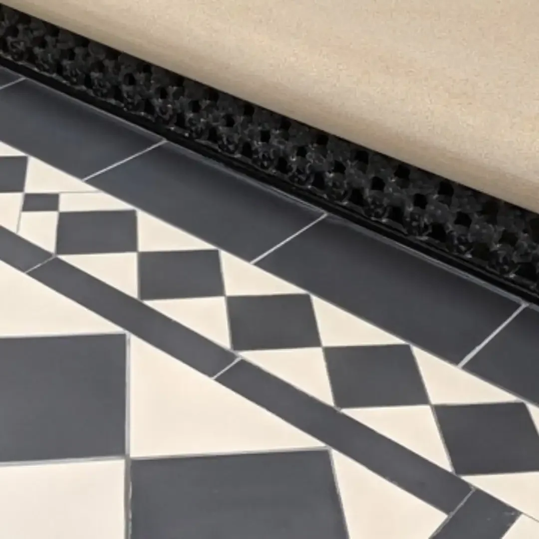 Victorian Regal Blk/Wh Border 42.2x19cm